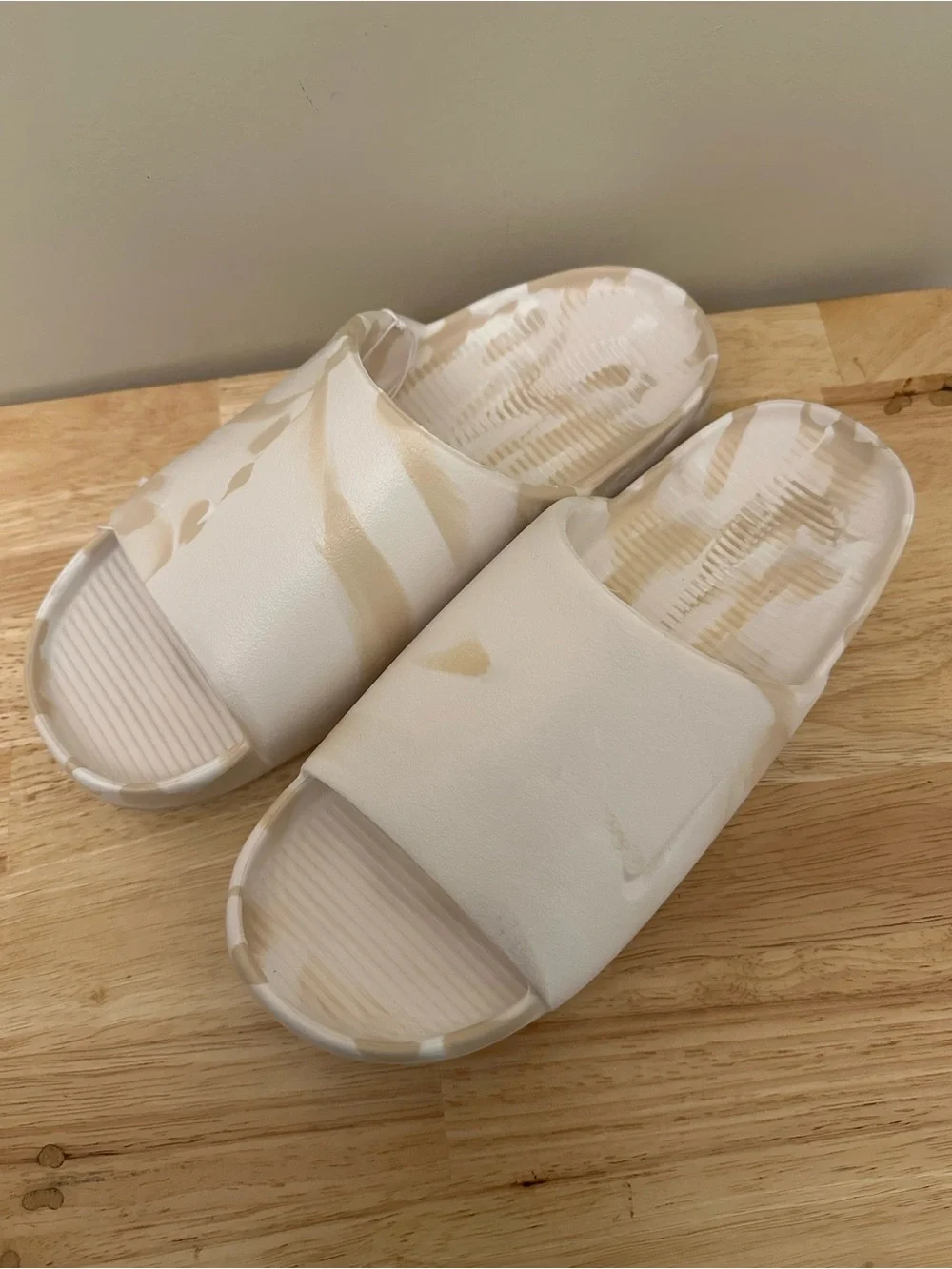 Nike Calm Slide SE in Cream and Tan Marbled Print